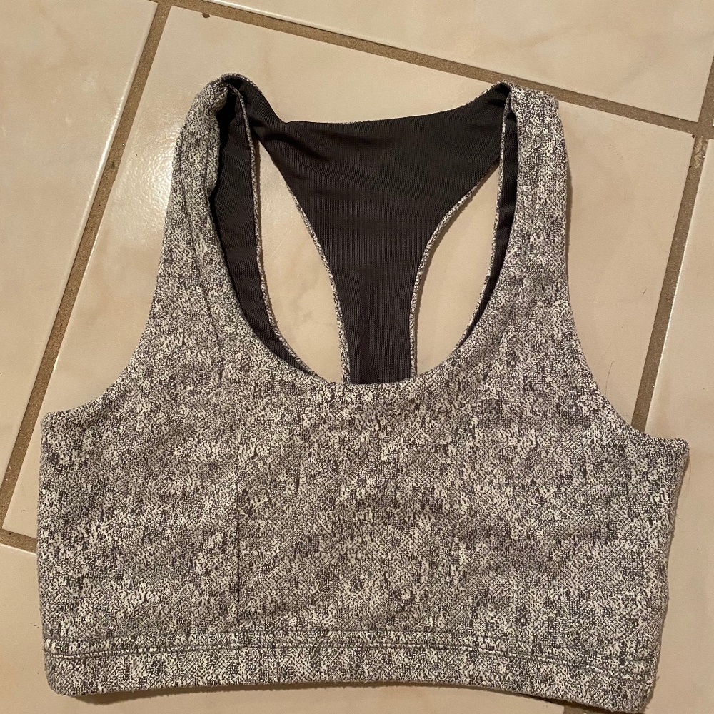 Gymshark Fleur Texture Sports Bra in SMALL & Gray